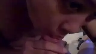 ساتومي كاجاوا محاطة ومجبرة على مص قضبان سوداء صلبة