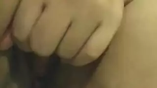 عاهرة آسيوية لطيفة يائسة للقضيب تكشف سراويلها الصفراء وفرجها المحلوق