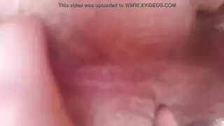 عاهرة شقراء بأسلوب قديم تداعب قضيبًا صلبًا سمينًا