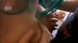 لقاء جنسي حار في السيارة: مص وعمل قدم مع إيفا