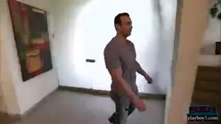 الفحل الأسود و كس وردي لذيذ يمارسان الجنس بخشونة