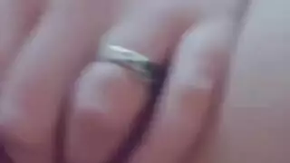 بعد القبض عليها للسرقة، تحصل على جماع جماعي قاسي على الأريكة