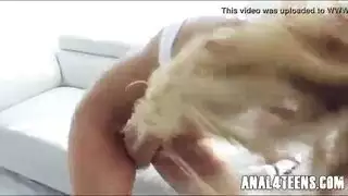 فتاة طويلة الساقين تستمني بقوة حتى ذروة شديدة