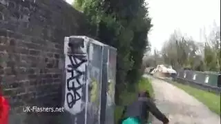 كعب عالٍ فقط: كريم يضرب مهبلها الضيق بعمق