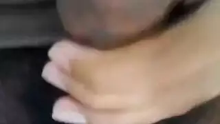 شاب ذو قضيب كبير يستمني ويطلق نافورة مني ساخنة