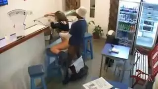 ترجع مخمورة ويغطصبه