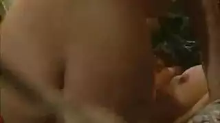 وليمة المهبل المبلل: لعق سحاقي وعملية حزام مهبلي