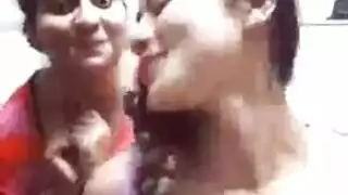 العاهرة الشقراء أوليفيا تُدخل قضيبين في فمها وفرجها بعلاقة ثلاثية جامحة