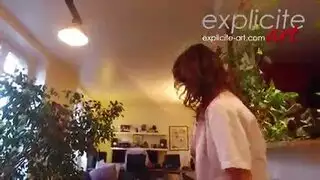 امرأة سمراء فرنسية مفلس هي مص وركوب الديك مثل وقحة، على الرغم من أنها ليست وقحة