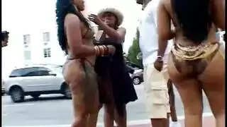 التدليك الاحترافي يتحول إلى إباحي عندما يركز على مهبلها ومؤخرتها