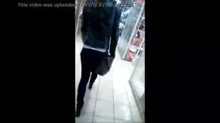 حركة مص قضيب مزدوجة: مراهقة آسيوية وفتاة لاتينية تخدمات قضيبًا