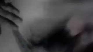 جينا فاليريا المتلهفة تُمارس معها الجنس بقوة بقضيب نابض في فتحتها الضيقة