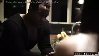 فتاة سمراء ساخنة تمارس جنسًا صريحًا مع رجل أسود بقضيب كبير وهي وحيدة في المنزل