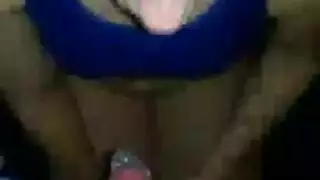 مراهقة شقراء تأخذ حمولة كبيرة على وجهها وصدرها