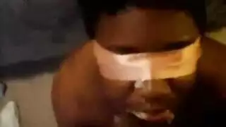 فتاة معصوبة العينين تحصل على جماع ثونغ صعب