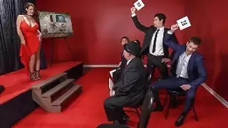 مزاد أنجيلا وايت يؤدي إلى جنس جماعي خشن