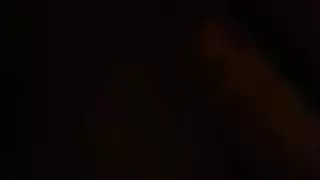 رجلان يخدمانها: واحد بأصابعه والآخر يغطيها بالسائل المنوي