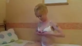 مقيدة ومثارة: خدمة ذاتية صريحة للشقراء المدللة في القبو