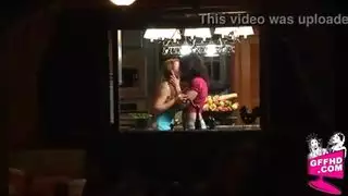 سكس سحاقي جامح مع أقضبة صناعية كبيرة