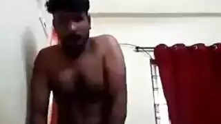 رجال اثنان يقومون بالقذف