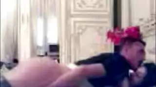 مشهد إباحي جامح: خادمة عربية ممتلئة الجسم تركب بعنف حتى تبلغ النشوة