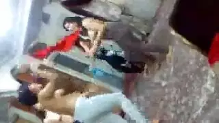 عرض بيت دعارة صريح: شراميط يتحررون على حلبة الرقص