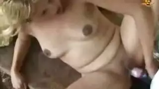 جنس الحيوانات: قضيب الحصان يمدد حفرة امرأة مطلقة