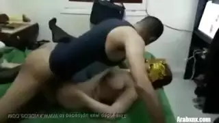 زوجة الأخ المثيرة تأخذ عدة قذف في جنس جماعي