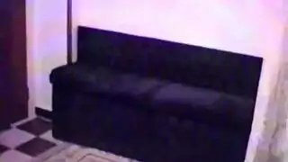 أخت تعزم صديقتها وأخوها البالغ يداعبهم وينيكهم