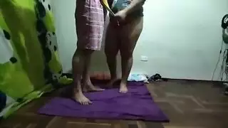 أم مفعمة بالأنوثة تحصل على فرجها المبلل مدمرًا بقضيب سميك