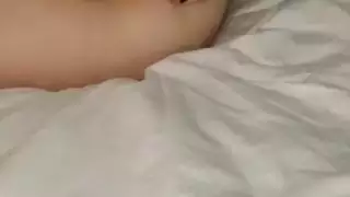 أول هزة جماع للفتاة الصغيرة: جماع بالألعاب واختراق الفتحة الضيقة