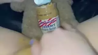 المرة الأولى شرجيًا: عذراء مراهقة تجرب لعب الطعام بزبدة الفول السوداني