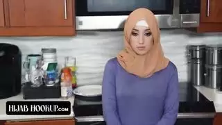 مقطع إباحي: فتاة ترتدي الحجاب تخدم قضيبًا وحشيًا