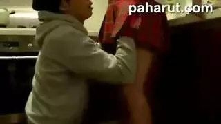 بطل البلع العميق يأخذ قضيبًا ضخمًا في حلقها