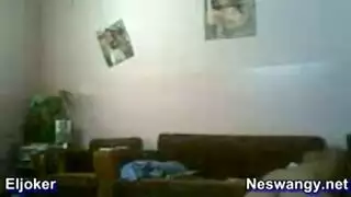 مقطع إباحي عربي: عناق عاري يؤدي إلى جلسة نيك شديدة