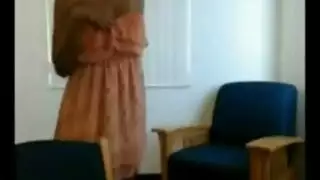 ربة منزل سابرينا الشهوانية تأخذ قضيبين معًا