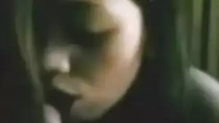 جلسة شرج تايلاندية سمراء: قذف داخلي على طاولة المطبخ