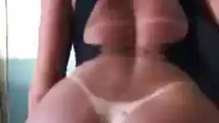 ميلف شقراء مثيرة باللون الوردي تحصل على مفاجأة جنسية قاسية من زوجها