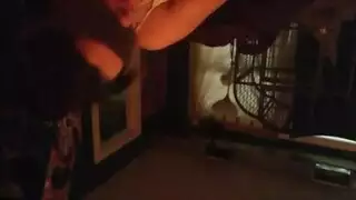 عمياء بالشهوة: عاهرة سمراء تأخذ إيلاج مزدوج سراً