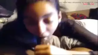 عربي نحيف يأكل الديك الأسود