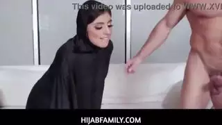 شاب عربي وسيم ينال جنس فموي ويضربها بقوة