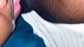 شاهد هذه الإلهة الأبنوسية وهي تهيمن وهي تستمتع بجلسة لعق كس محلوق، مما يجعلها مبللة وراضية