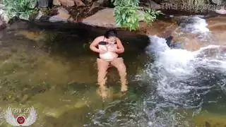 شاهد بينيلوبي أولسن في هذه المجموعة الاستعراضية البرية في الهواء الطلق، وتومض بزازها الطبيعية وكسها الرطب في الشوارع والطرق العامة