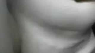 بورن صديقة عذراء: تمديد فتحاتها الضيقة لأول مرة