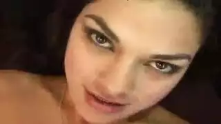 عاهرة مراهقة صدرها صغير تأخذ القضيب بعمق في حلقها