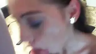إثارة الحلق والثدي حتى تفريغ المني