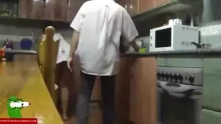 يدخل المطبخ علي امه وينكه