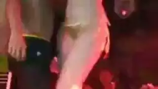 عاهرة آسيوية تلعق الشرج بلعبة جنسية قاسية في مشهد إباحي