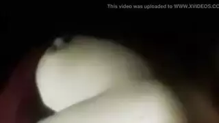 رجال أكبر سناً يمارسون الجنس مع أثدائها المثالية في عملية استمناء عنيفة