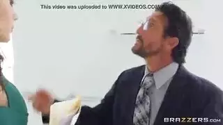 نزهة عاهرة تتحول إلى سكس عنيف: حركة إباحية رباعية مع إدخال مزدوج